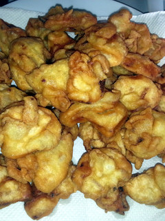 A picture of crispy prawn fritters.