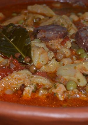 Una foto de Cazuela de mondongo en olla de barro