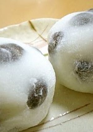 A picture of Shio-Daifuku (Salt and Bean Mochi Dumplings).