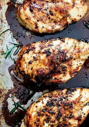 A picture of BAKED balsamic chicken.
