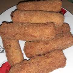 Una foto de Franfruter rebozados y ensalada