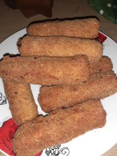 Una foto de Franfruter rebozados y ensalada