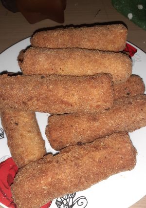 Una foto de Franfruter rebozados y ensalada