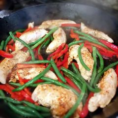 A picture of Skillet chicken with green beans & red peppers.