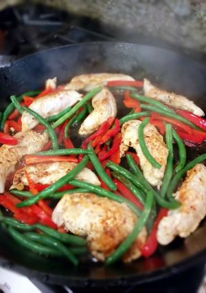A picture of Skillet chicken with green beans & red peppers.