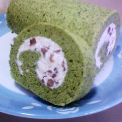 A picture of Easy & Fluffy Matcha Green Tea Chiffon Swiss Roll.