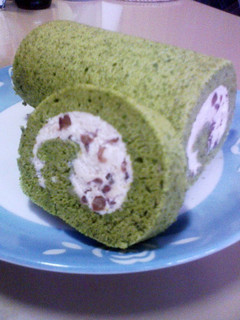 A picture of Easy & Fluffy Matcha Green Tea Chiffon Swiss Roll.