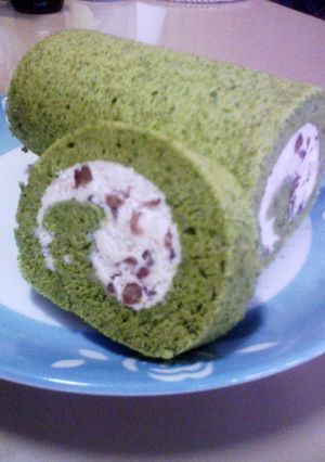 A picture of Easy & Fluffy Matcha Green Tea Chiffon Swiss Roll.
