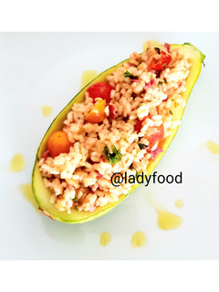 Una foto de Calabacín rellena con arroz integral tomate, albahaca🥒🍅🍚
