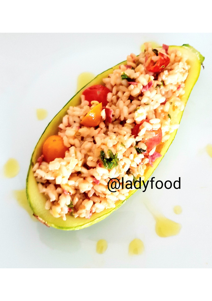 Una foto de Calabacín rellena con arroz integral tomate, albahaca🥒🍅🍚