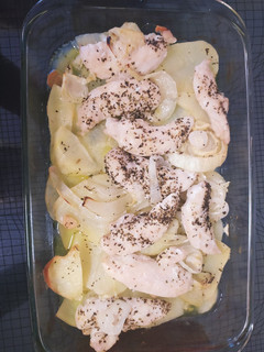 Una foto de Solomillos de pollo a las finas hierbas con patatas al horno