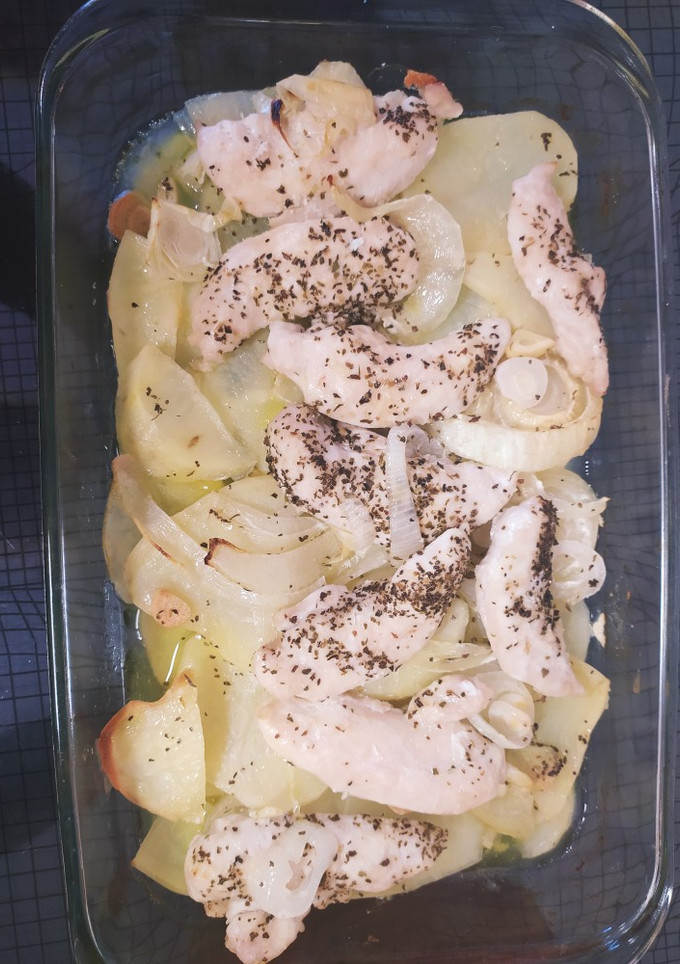 Una foto de Solomillos de pollo a las finas hierbas con patatas al horno