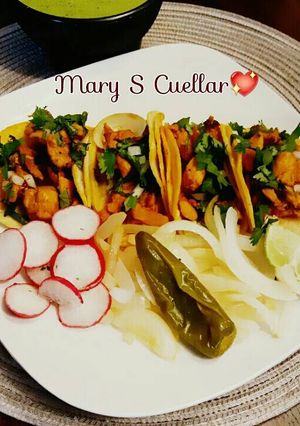Una foto de Tacos al pastor 😋😋 Receta-Mary S Cuellar🍴🍴