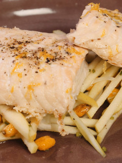 Una foto de Salmón con ensalada de manzana, maíz y cebolla - Estuche de Vapor |Lékué