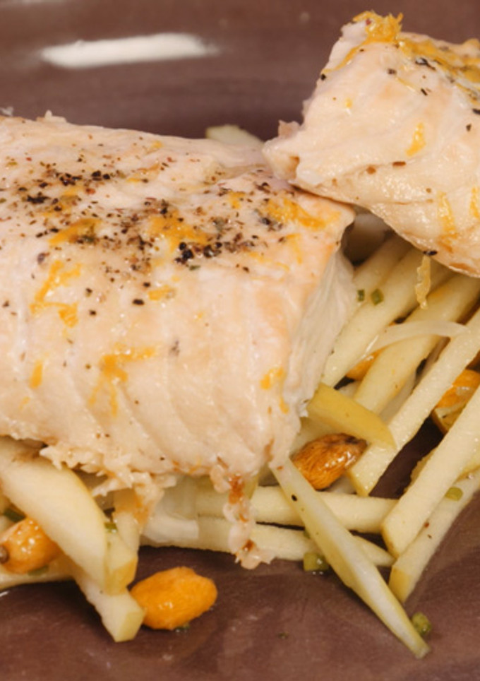 Una foto de Salmón con ensalada de manzana, maíz y cebolla - Estuche de Vapor |Lékué