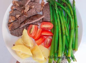 Hình của món #Eatclean Bò áp chảo + măng tây xào + khoai tây luột.