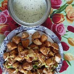 A picture of Oats masala Idli with coconut chutney.