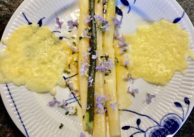 Dampede hvide asparges med nøddesmør, ostechips. Og rosmarinblomster
