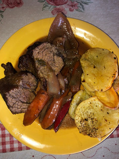 Una foto de Tapa de asado al horno con papas 😋