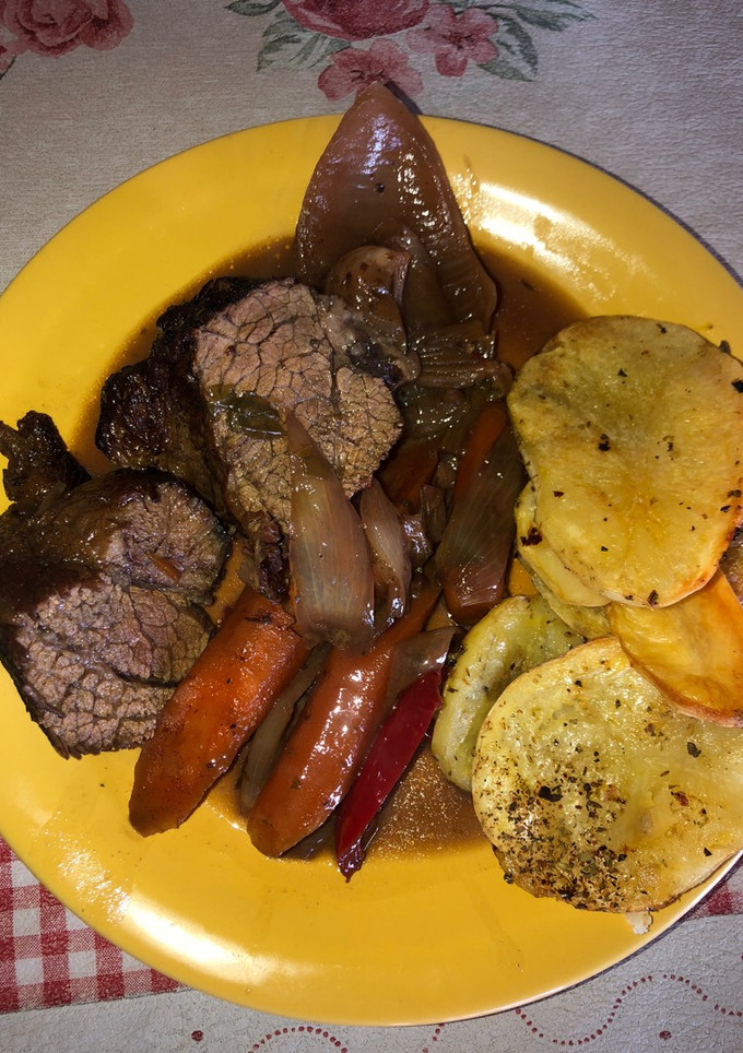 Una foto de Tapa de asado al horno con papas 😋