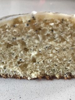 Una foto de Budín de limón y amapolas 🍋