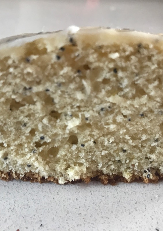 Una foto de Budín de limón y amapolas 🍋