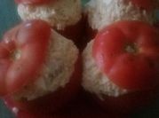Una foto de tomates rellenos con arroz