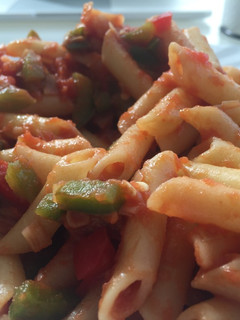 Una foto de Macarrones con chorizo y verduritas
