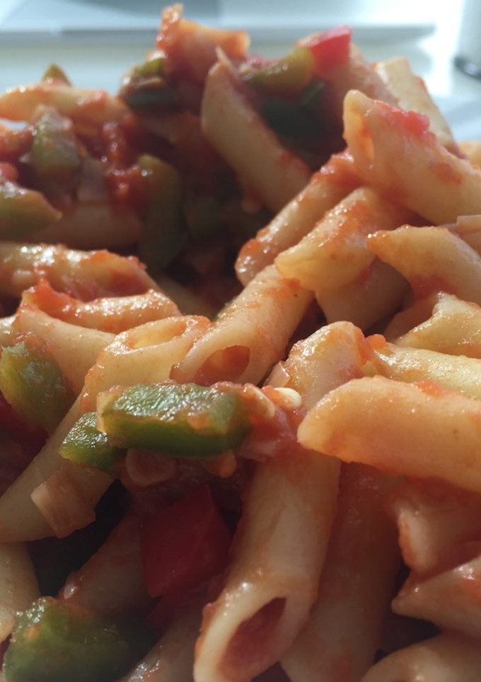 Una foto de Macarrones con chorizo y verduritas