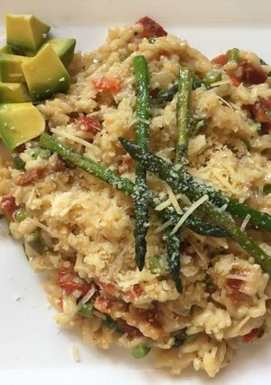 Una foto de Risotto de Tomates secos y Espárragos