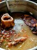 Frijoles en caldo con rib eye y tuétano