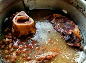Una foto de Frijoles en caldo con rib eye y tuétano