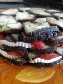 Una foto de Milhoja de Berenjena con Tomate y queso