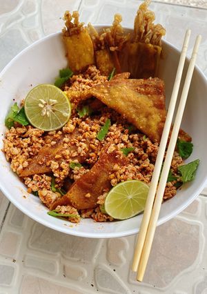 รูปของ เกี๊ยวทอดหมูสับต้มยำ
