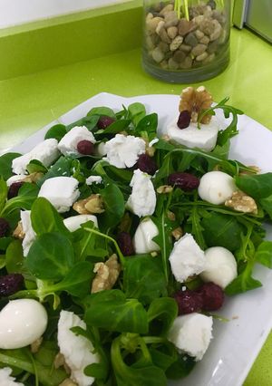 Una foto de Ensalada de rúcula y canónigos