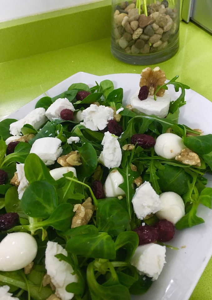 Una foto de Ensalada de rúcula y canónigos