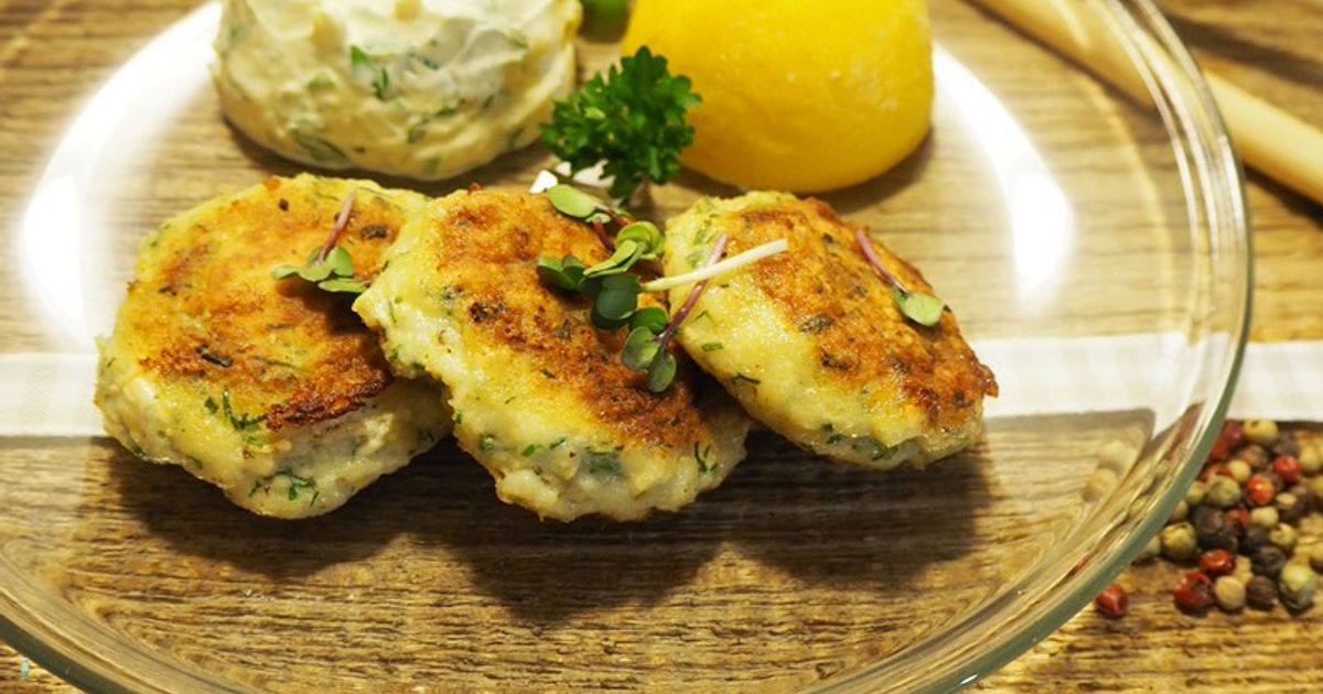 Kräuter Fisch Frikadellen Mit Senf Dip Und Feldsalat Rezept von ... Kräuter Fisch Frikadellen Mit Senf Dip Und Feldsalat Rezept von ...