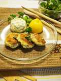 Kräuter-Fisch-Frikadellen mit Senf-Dip und Feldsalat