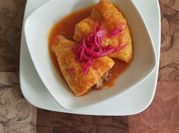 Una foto de bolillo de ajo y oregano