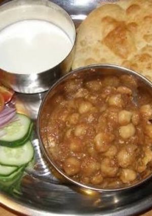 A picture of Chole bhture.