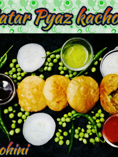 A picture of Matar pyaz kachori.