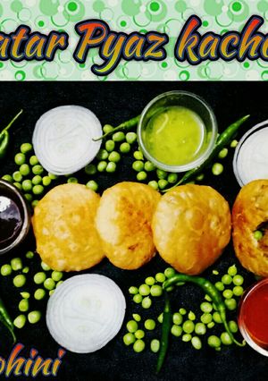 A picture of Matar pyaz kachori.
