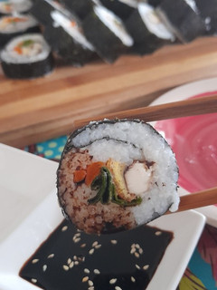 Una foto de Gimbap de tofu y huevo (sushi coreano)