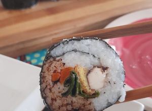 Una foto de Gimbap de tofu y huevo (sushi coreano)