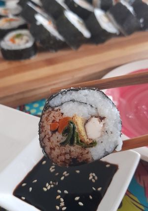 Una foto de Gimbap de tofu y huevo (sushi coreano)