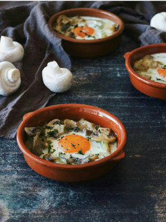 Una foto de Cazuelitas con huevos y setas