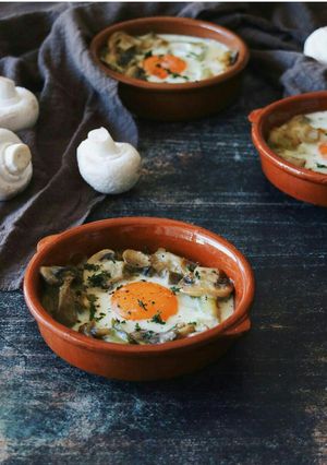 Una foto de Cazuelitas con huevos y setas