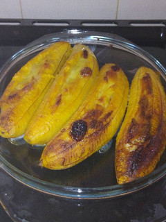Una foto de Plátanos asados rellenos con queso blanco