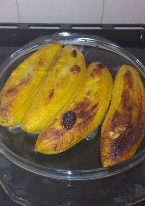 Una foto de Plátanos asados rellenos con queso blanco