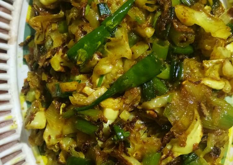 Simple Way to Prepare Quick Cabbage-Spring Onion Fry